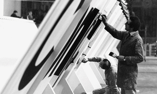 Fotografía de pintores realizando el diseño para el 10th Compasso D’Oro Exhibition en el Castillo Sforza en Milán, 1970, The Best in design, Italo Lupi, diseñador