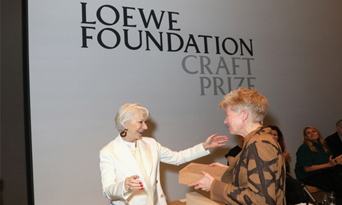 Winner Jennifer Lee recibe el premio de manos de la actriz británica Helen Mirren
