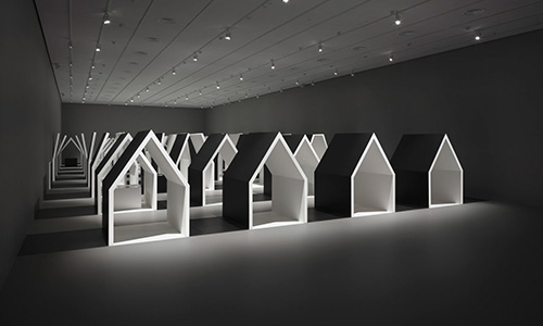 Un mirador elevado mira hacia abajo en una galería de 60 metros de largo que contiene casas con techos abiertos.