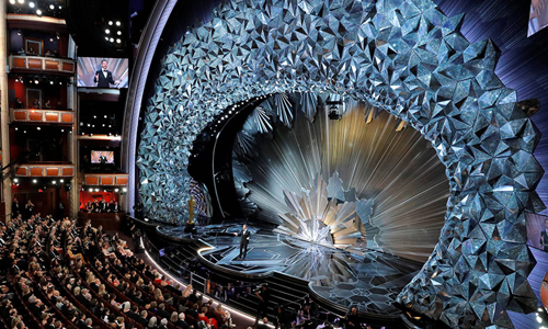 Arco que rodea el escenario por enfrente del telón, formado por 45 millones de cristales Swarovski