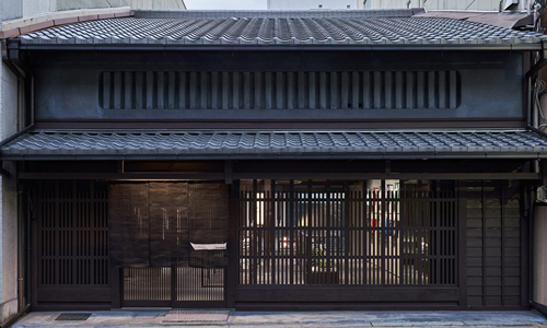Nueva fachada de la boutique de Issey Miyake, ubicada en una casa de madera  antigua. Fotografía: Masaya Yoshimura
