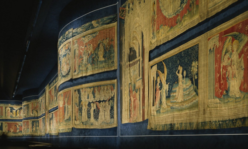 Fachada de vidrio tejido del esquema se inspiró en el tapiz del apocalipsis del siglo XIV, que se exhibe en el Chateau d'Angers. Imagen Cortesía de Steven Holl
