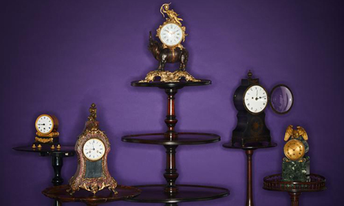 Mesas de trípode de caoba inglesas y relojes franceses e ingleses