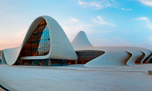 Heydar Aliyev Center, en Bakú, Azerbaiyán by Zaha Hadid