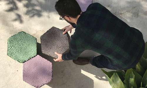 Taburetes hexagonales hechos con residuos de poliestireno
