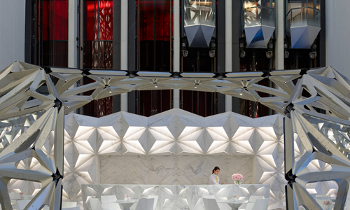 Lobby y ascensores de vidrio hotel Morpheus en Macao