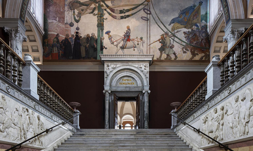 Escalera principal del Nationalmuseum, el museo de arte y diseño más grande de Suecia