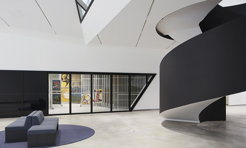 Escalera abierta que cruza por el Museo de Arte Moderno
