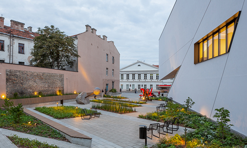 Jardín de esculturas en la parte trasera del museo MO by Daniel Libeskind