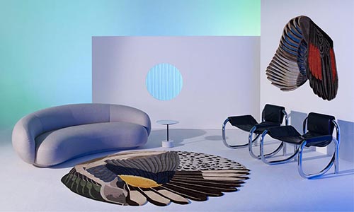 La alfombra de plumas de Maarten De Ceulaer colocada en una sala de arquitectura.