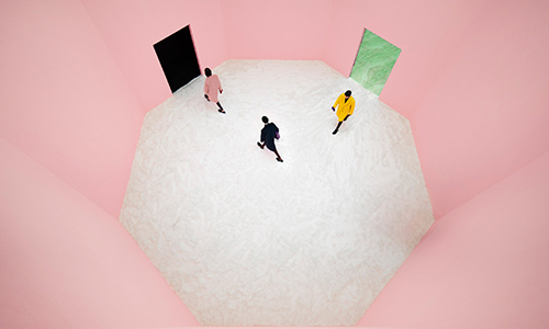 Rem Koolhaas y AMO: Habitaciones geométricas para el menswear show de Prada.