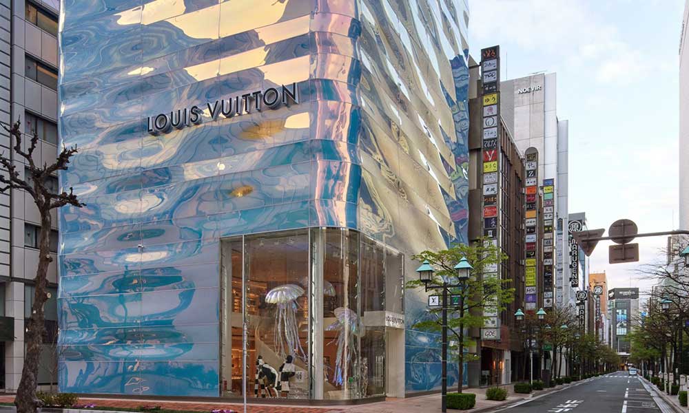 Jun Aoki & Associates envuelve tienda LV en Tokio con fachada similar al agua