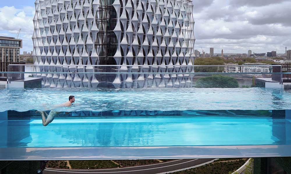 HAL creó una piscina transparente que conecta dos edificios en Londres