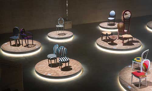 Artistas y diseñadores reinterpretan la icónica silla medallón Dior.