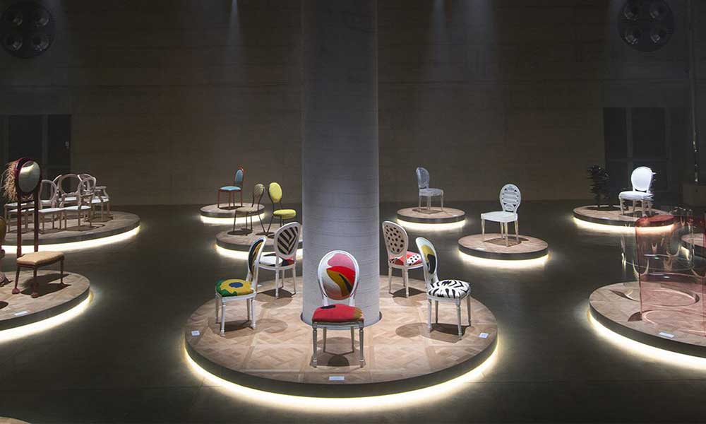 Artistas y diseñadores reinterpretan la icónica silla medallón Dior