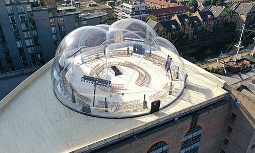 Cúpula transparente corona edificio en UK para exhibición de McQueen.
