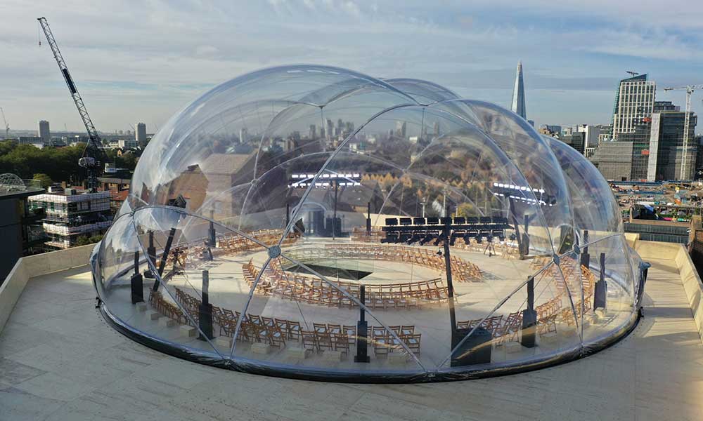 Cúpula transparente corona edificio en UK para exhibición de McQueen