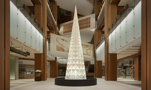 Así luce el árbol navideño que Nendo diseñó en Tokio.