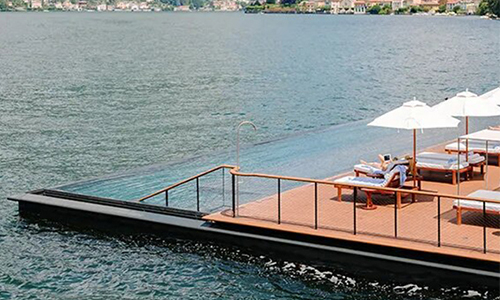 La piscina infinita flotante de 40 m se ubica en el lago de Como.